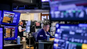 Acciones y bonos argentinos extendieron las subas y el riesgo país llegó a los 500 puntos básicos