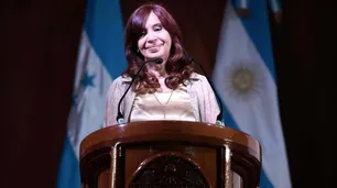 Cristina Kirchner en Honduras: cuestionó las "políticas de ajuste" en plena negociación con el FMI
