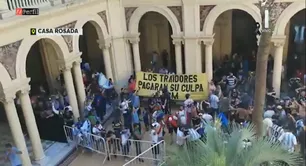 Otro golpe a Hipólito Yrigoyen: su busto fue al piso en los incidentes en la Rosada y sufrió roturas