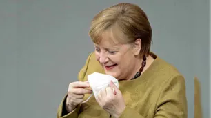 Angela Merkel se olvidó el tapabocas y la reacción en el Parlamento la sorprendió