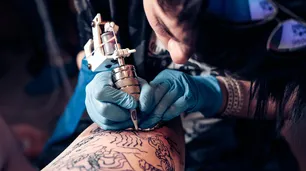 Alerta por 67 casos de infecciones en la piel tras realizarse tatuajes