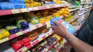 Cómo repercute la suba del dólar en los supermercados