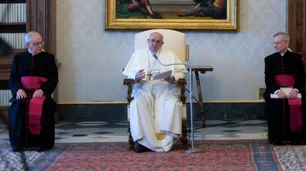 Vivo | Francisco da la misa del Jueves Santo en soledad