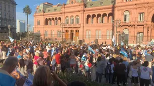 28D "bis": Un grupo de manifestantes se acercó a la Rosada a cacerolear contra el Gobierno