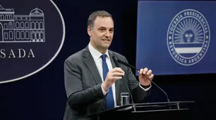 "Nuestra querida Argentina": todas flores para el Gobierno en el debut tuitero de Manuel Adorni como jefe de Gabinete