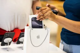 Donald Trump y Tim Cook dialogan mientras Apple considera elevar sus precios