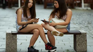 Pantallas llenas, vidas vacías de los adolescentes