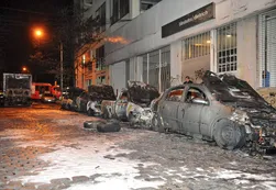 Se incendiaron un camión y seis autos