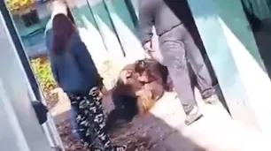 Batalla campal en una escuela de Moreno: acusaron a un alumno de pegarle a una compañera y su familia lo fue a buscar