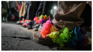 Feministas bailan con tobilleras de flores en protesta a la condena a Cristina Kirchner