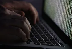 Londres acusa al Kremlin de hackear elecciones de 2016 en EE.UU.