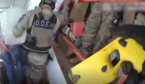 Tuvo un brote psicótico, tomó de rehén a su madre con un cuchillo, y lo redujeron con una Taser