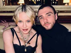 Madonna de duelo, viaja a París para apoyar la nueva expo de su hijo Rocco Ritchie
