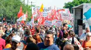 Avanza la marcha contra la Cumbre y hubo detenidos por handies, molotovs y bulones