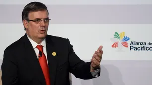 El canciller mexicano planea revisar políticas antimigración con Pompeo