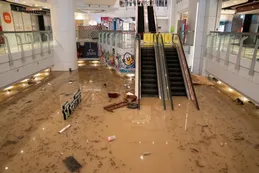 Cataratas en los subtes y shoppings como piletas: los videos más impactantes de las inundaciones en Hong Kong