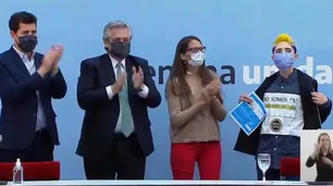 "No somos una X", reclamó una participante en la entrega de los DNI no binarios