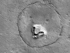 La NASA fotografió la “cara de un oso” en la superficie de Marte