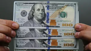 Economistas analizan las medidas del gobierno para contener al dólar paralelo