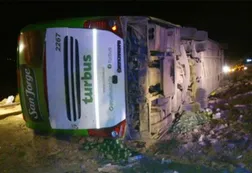 Al menos 19 muertos y una veintena de heridos al volcar un micro en Mendoza