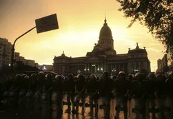 Violento choque entre manifestantes y gendarmes frente al Congreso