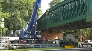 Trenes, el día después: quedan 14 heridos en observación, y trabajan con grúas para liberar las vías