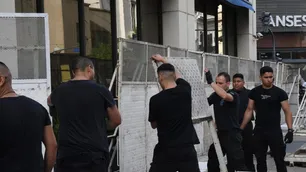 Vallaron el Hotel Libertador por una protesta social contra Javier Milei