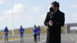 La chicana de Axel Kicillof a Mauricio Macri: inauguró una ruta "sin besar ridículamente el pavimento"