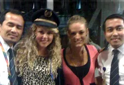 El copiloto del Malaysia-Airlines se fotografió con mujeres en la cabina