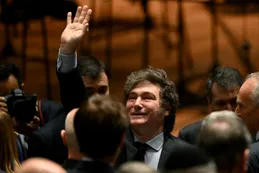Milei en Córdoba: con tribuna propia y con el gobernador Llaryora sentado al lado en un acto institucional que bordeará lo partidario