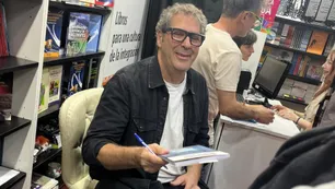 “Nadie sabe los motivos”: el chef Alejandro Starosta debutó como autor y presentó su libro en la Feria del Libro