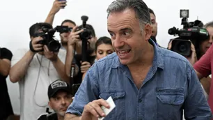 Votó Yamandú Orsi y llamó a "no perder la esperanza en que la política vale la pena"