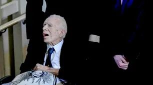 "Supe que alguien me quería": Jimmy Carter, de 99 años, encabezó el funeral de su esposa Rosalynn