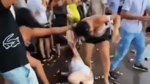 Corrientes: brutal pelea entre dos mujeres a la salida de un boliche