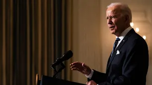 Joe Biden enfrenta una crisis fronteriza, con refugios al borde del colapso