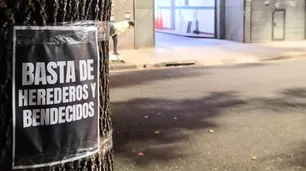 La sede del peronismo bonaerense amaneció con carteles contra Máximo Kirchner: “El PJ no es tu monarquía”
