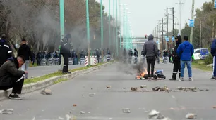 Crecen los incidentes y la tensión en la protesta de la UOCRA en Ensenada