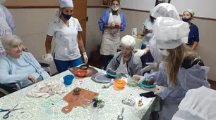 Multan a geriátrico con 2 millones de pesos por organizar un “abrazo con protocolos”