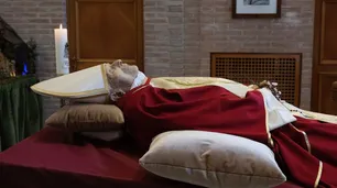Difundió el Vaticano las fotos del cuerpo de Benedicto XVI en la capilla ardiente