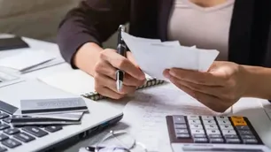 La mora de los préstamos familiares pone en duda la normalización financiera que promete el Gobierno