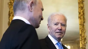 Teléfono rojo: Biden dejó claro a Putin que enfrentará "costos rápidos y severos" si ataca Ucrania