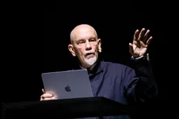 John Malkovich en Buenos Aires: una noche hipnótica donde la palabra, la música y el silencio lo dominaron todo