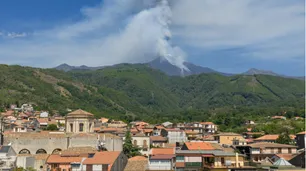Impactantes imágenes de la erupción del Etna, el volcán activo que generó alerta en Sicilia