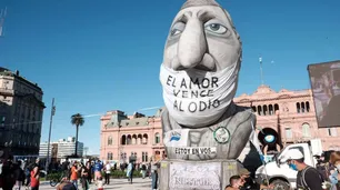 Guernica, Cristina, Alberto y el busto de barro de Néstor Kirchner