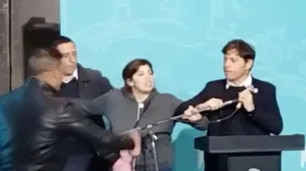 La mujer que irrumpió en un acto de Axel Kicillof contó qué pasó luego de que la sacaron del escenario