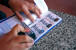 Inversionistas en vilo antes del balotaje presidencial en Ecuador