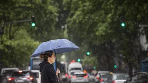 Clima en Ciudad de Buenos Aires: mediodía gris con lloviznas intermitentes y marcado descenso térmico