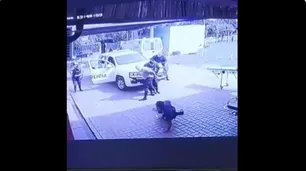 Video: un preso esposado le robó el arma a un policía y le efectuó tres disparos