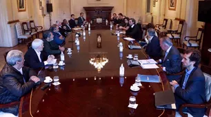El Gobierno se reúne con empresarios y sindicalistas para definir la "flexibilización" de la cuarenta post 13A
