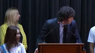 El acto de Milei: dos alumnos desmayados y el chiste desubicado del Presidente